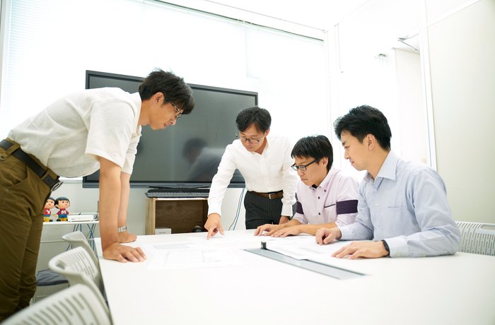 三重の会議室で図面を確認する社員