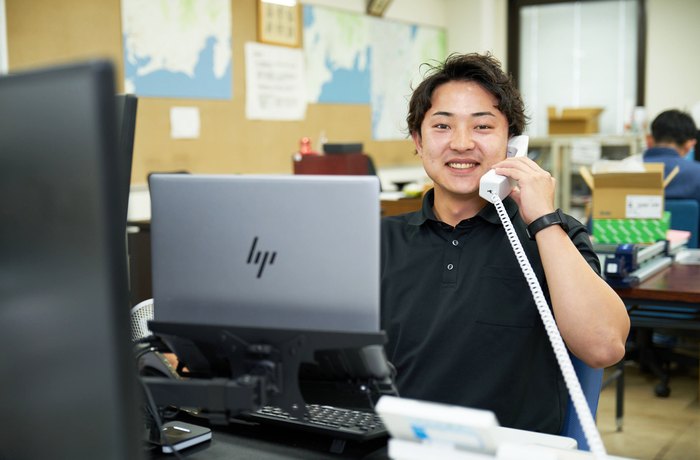 本社で電話対応を行う営業スタッフ