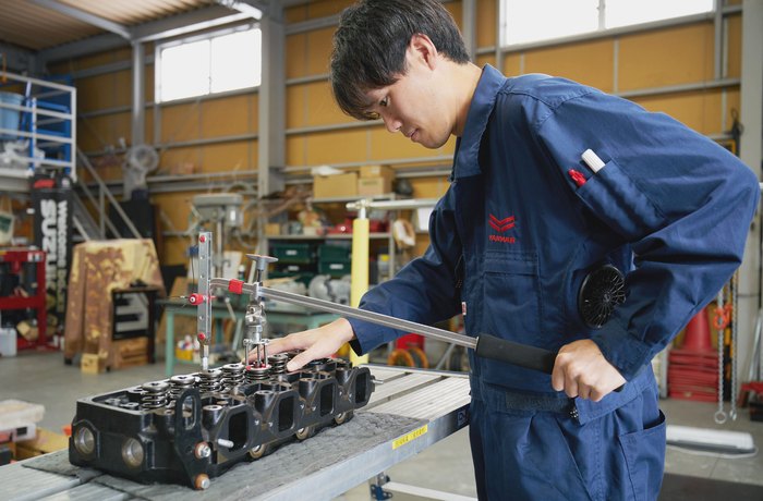 エンジン部品の整備を行う若手社員