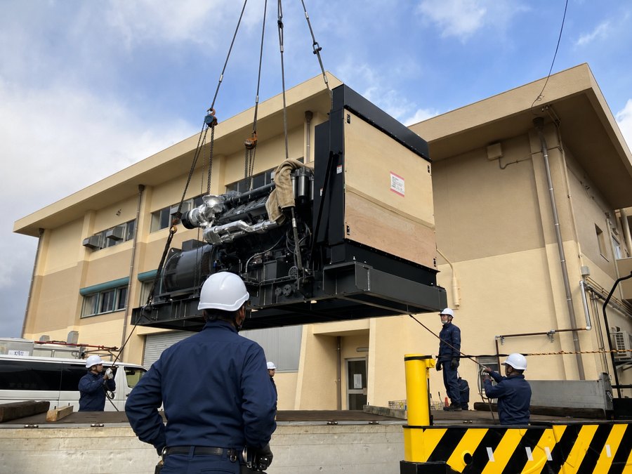 大型発電設備の搬入作業の様子